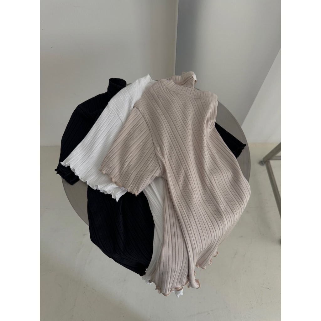 【imfine】閃耀不經意的美麗 亮面感木耳邊上衣 #9342