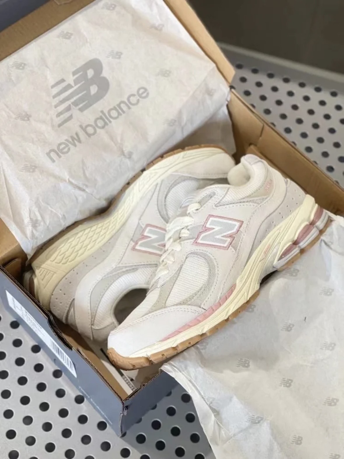 New Balance 2002R Gore-Tex 防水款 灰粉