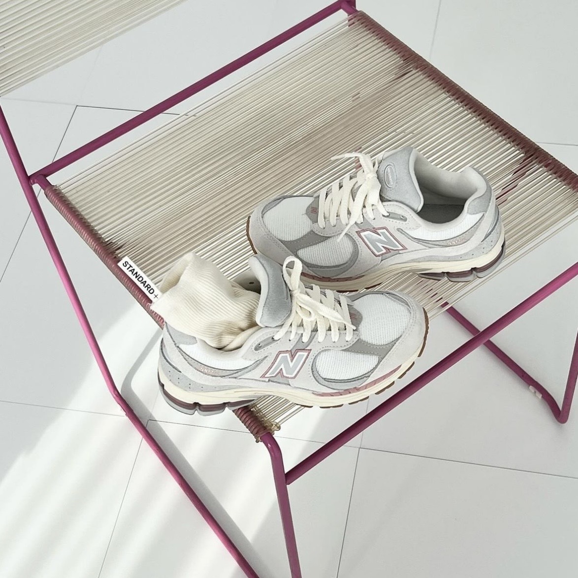 New Balance 2002R Gore-Tex 防水款 灰粉