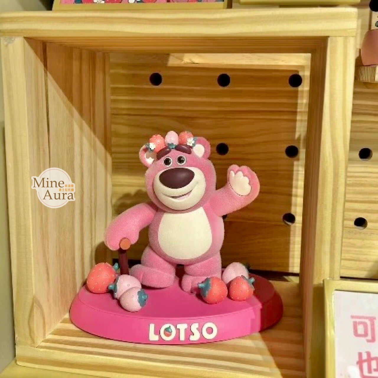 (限時特價) 熊抱哥 Lotso居家系列 草莓 招手 造型 擺飾品 玩具總動員 Toy Story -上海迪士尼樂園