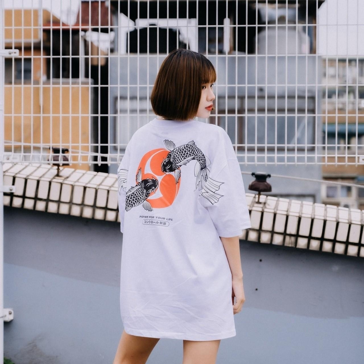 XCTRL 巴紋鯉魚跨背寬版短T-白