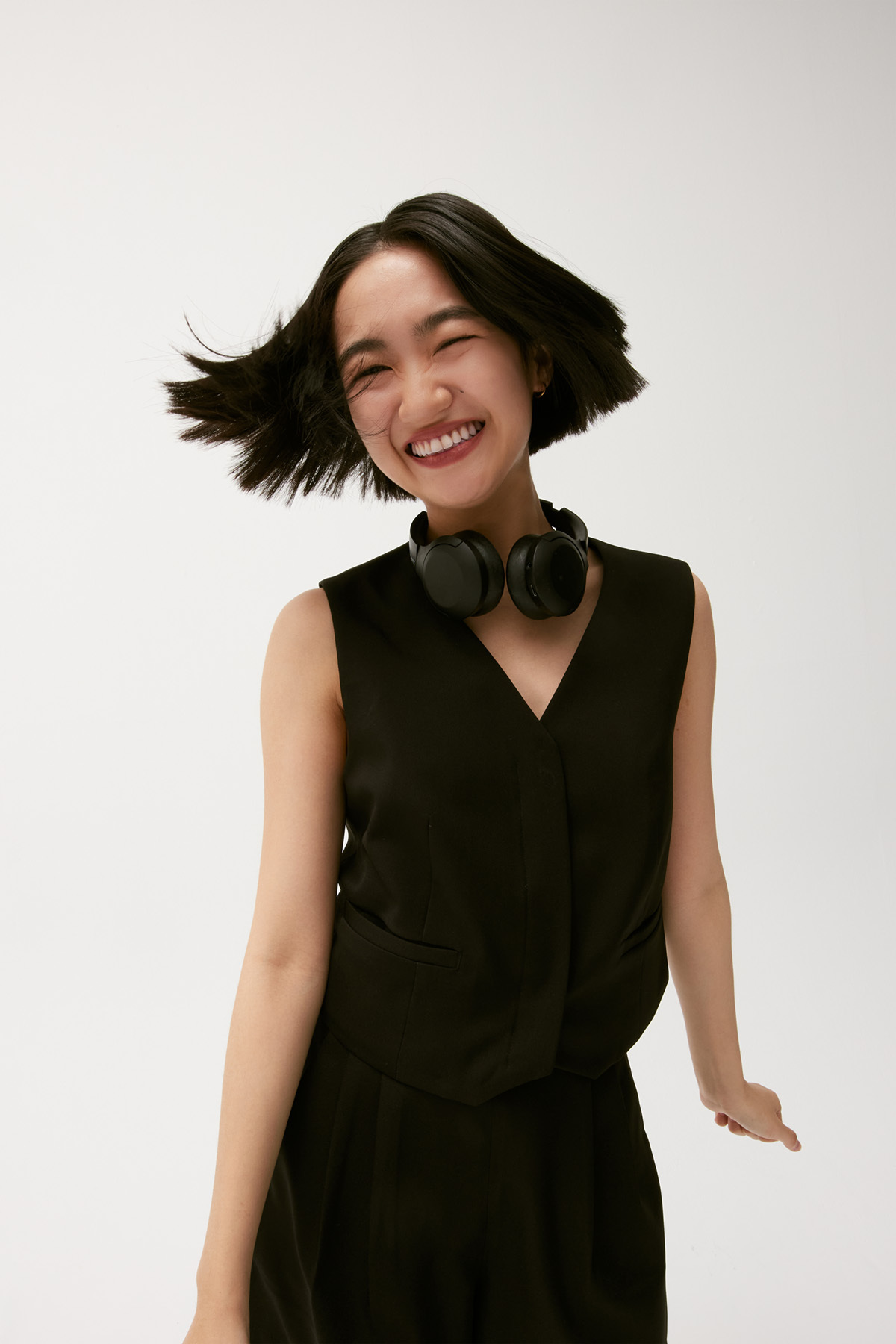 LANA V領短版背心  女（黑）