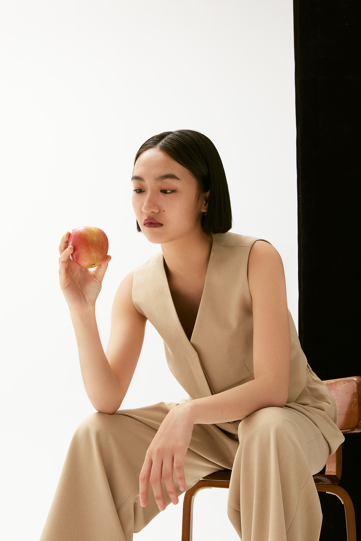 LANA V領短版背心  女（卡其）