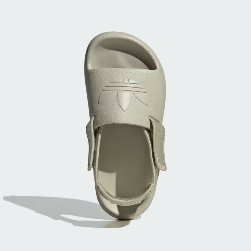 【adidas ADIFOM ADILETTE 兒童運動涼鞋 - 卡其 】