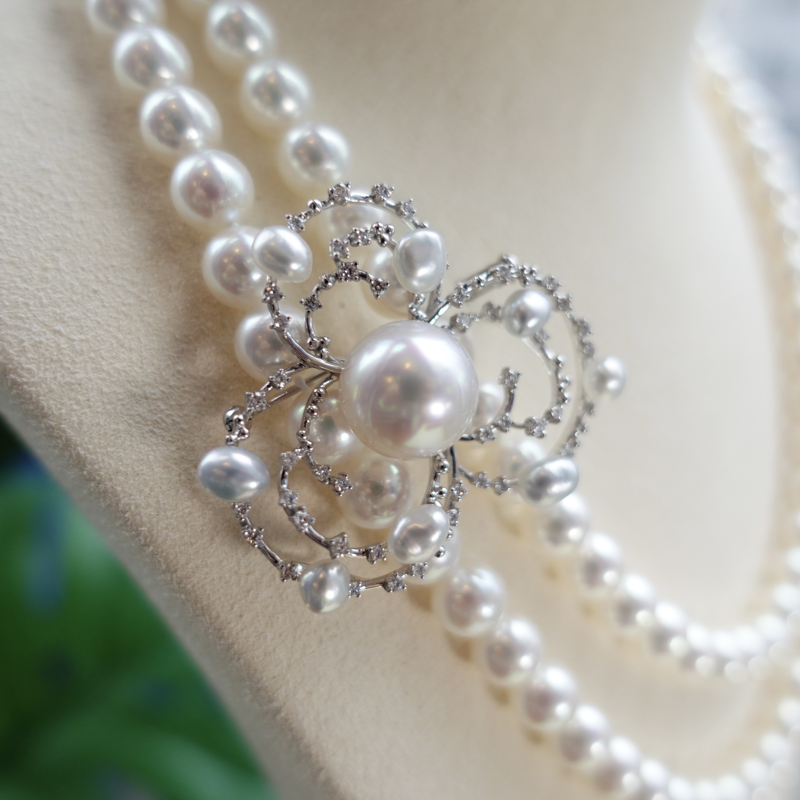 18K金鑲嵌澳白珍珠及Keshi珍珠鑽石胸針