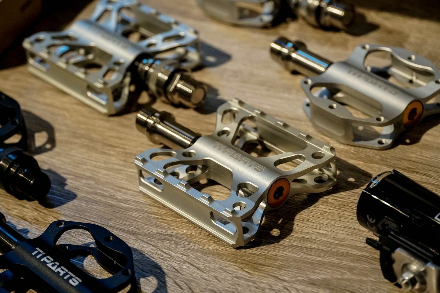 【Ti Parts】brompton 超輕量鈦合金單邊快拆踏板 Double X 版 - 鈦色/全黑