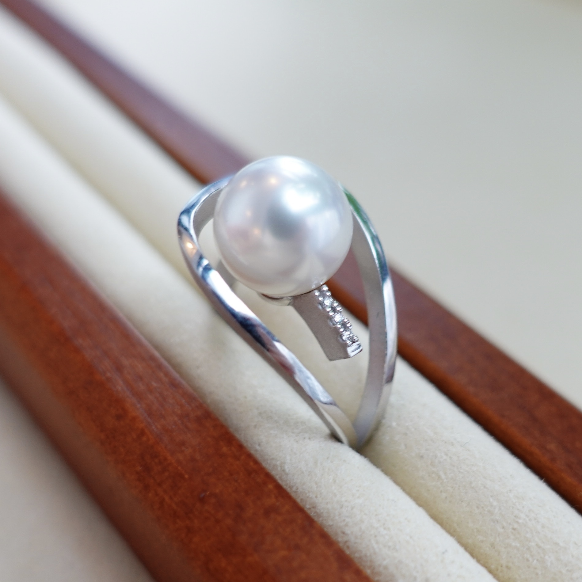 18K金澳白珍珠鑲嵌鑽石戒指 (10-11mm)