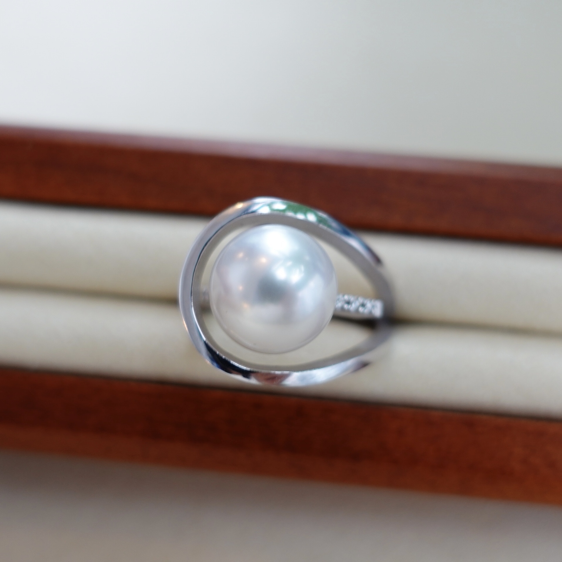 18K金澳白珍珠鑲嵌鑽石戒指 (10-11mm)