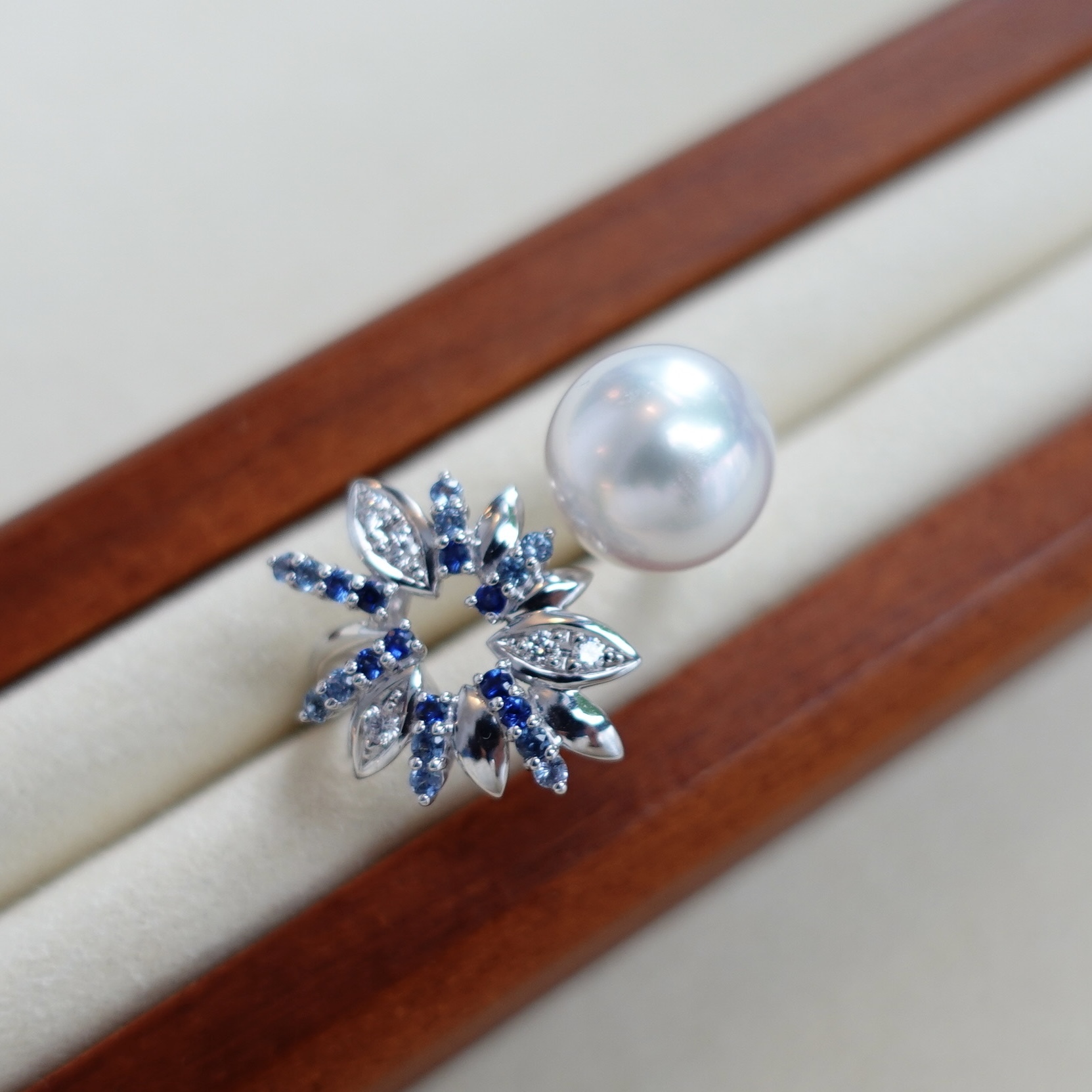 18K金澳白珍珠鑲嵌藍寶石及鑽石戒指 (10mm)