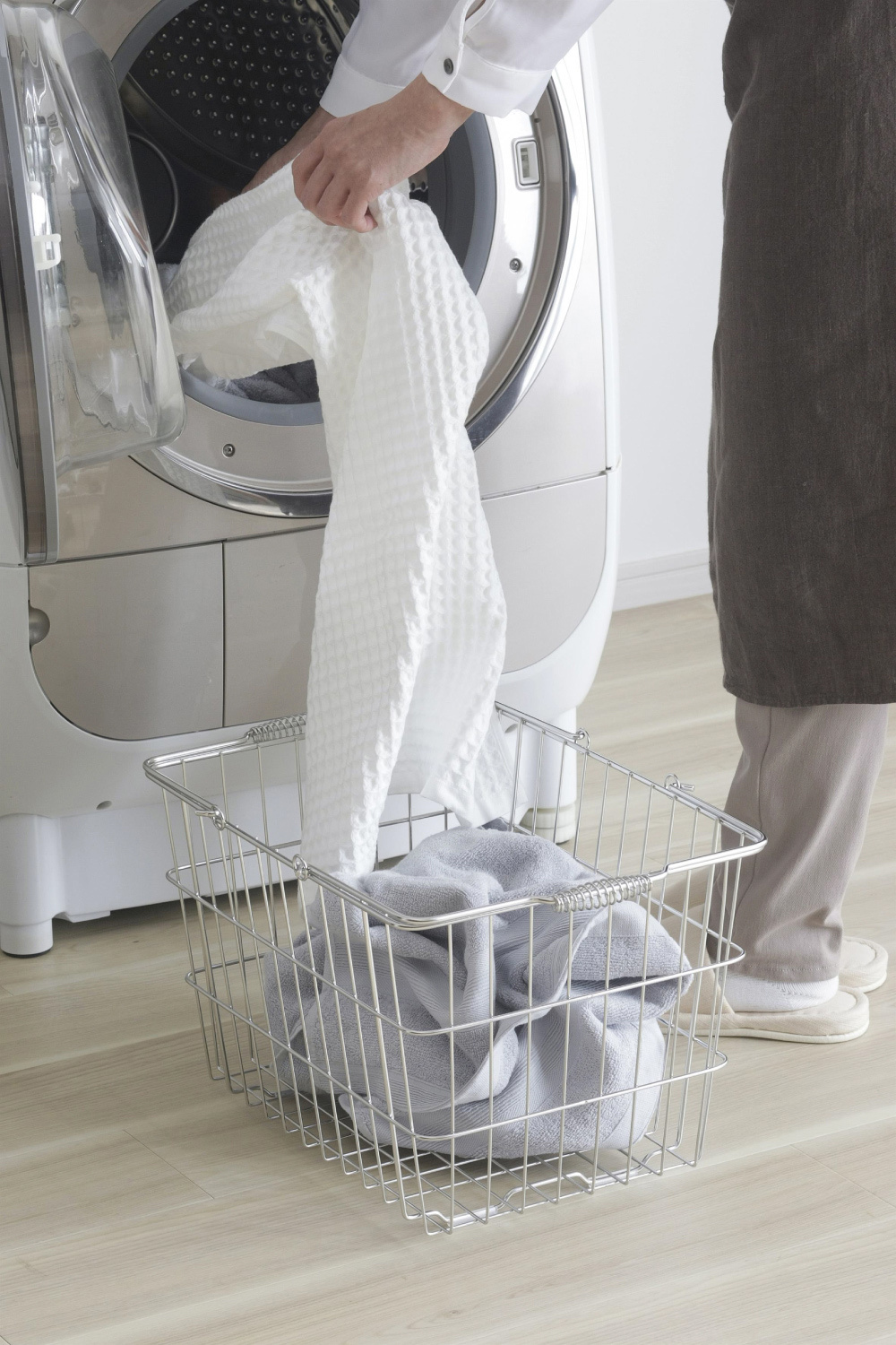 《家事問屋》日本製304全不鏽鋼附把手萬用收納籃 中款