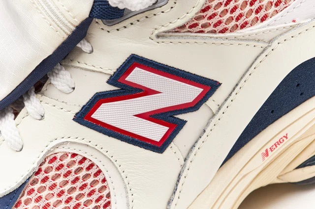 NEW BALANCE 2002R TEAM RED NAVY POUCH