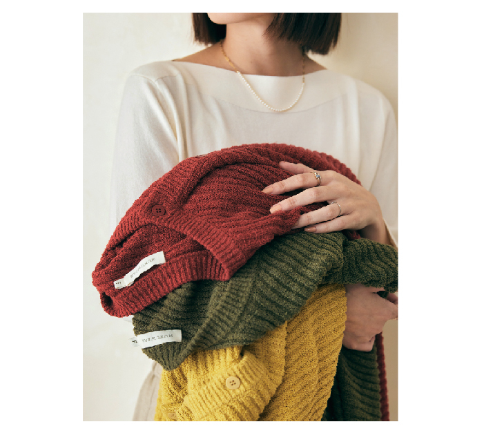 許許兒三色針織外套抱在懷裡 柔軟蓬鬆的感覺