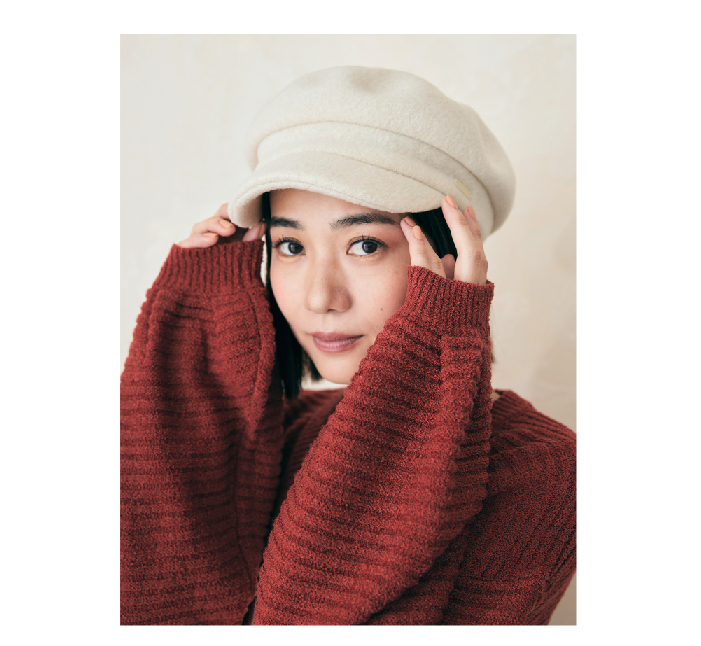 模特著用泡芙袖紅色近拍