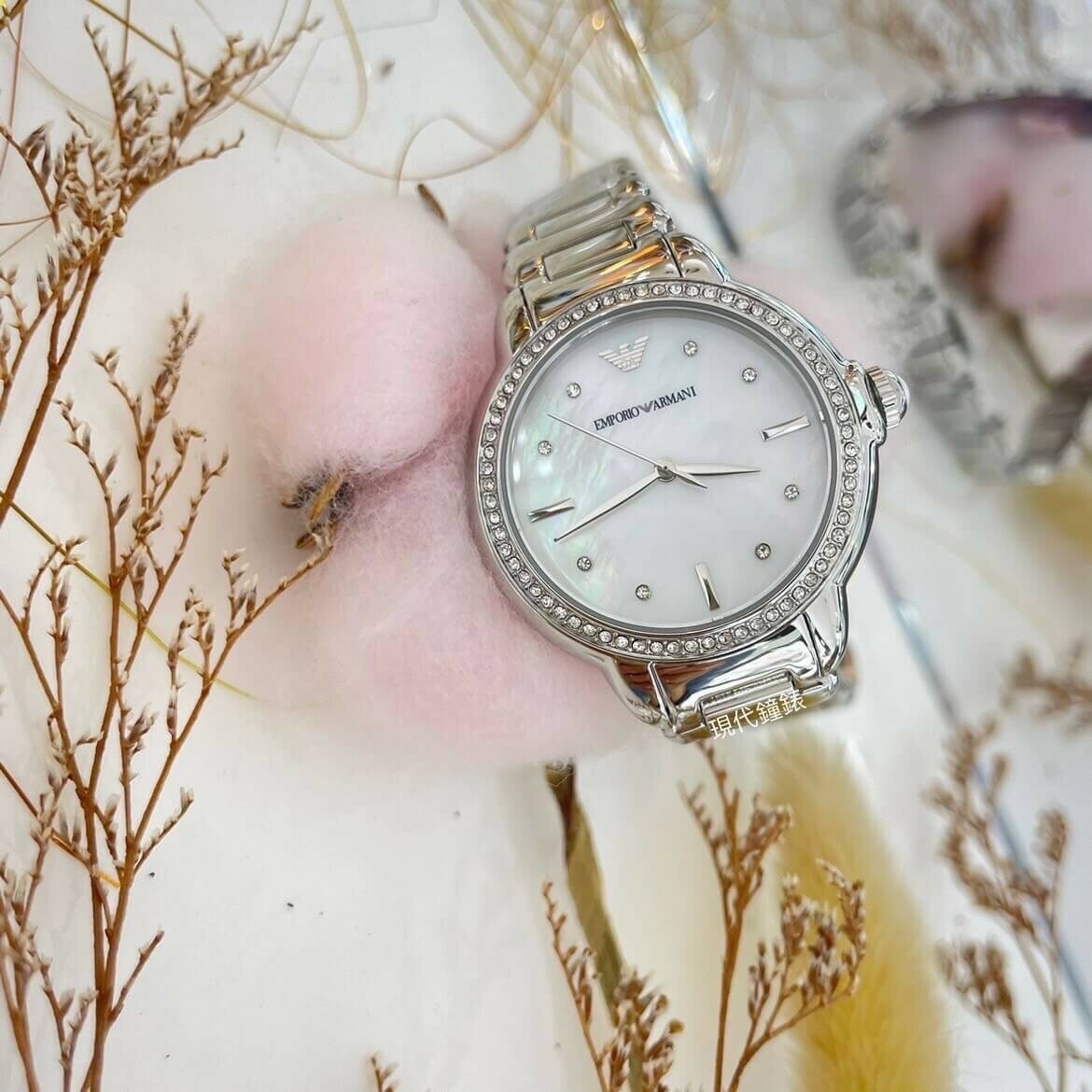 【EMPORIO ARMANI 亞曼尼】Mia 極光銀白環鑽女錶 AR11596 32mm 現代鐘錶