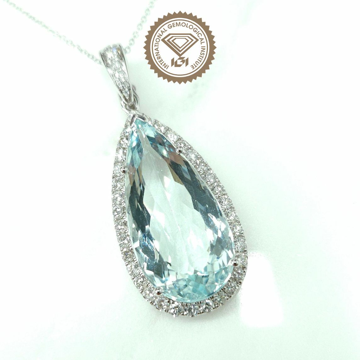 18K White Gold 10.11ct Aquamarine and Diamond Pendant