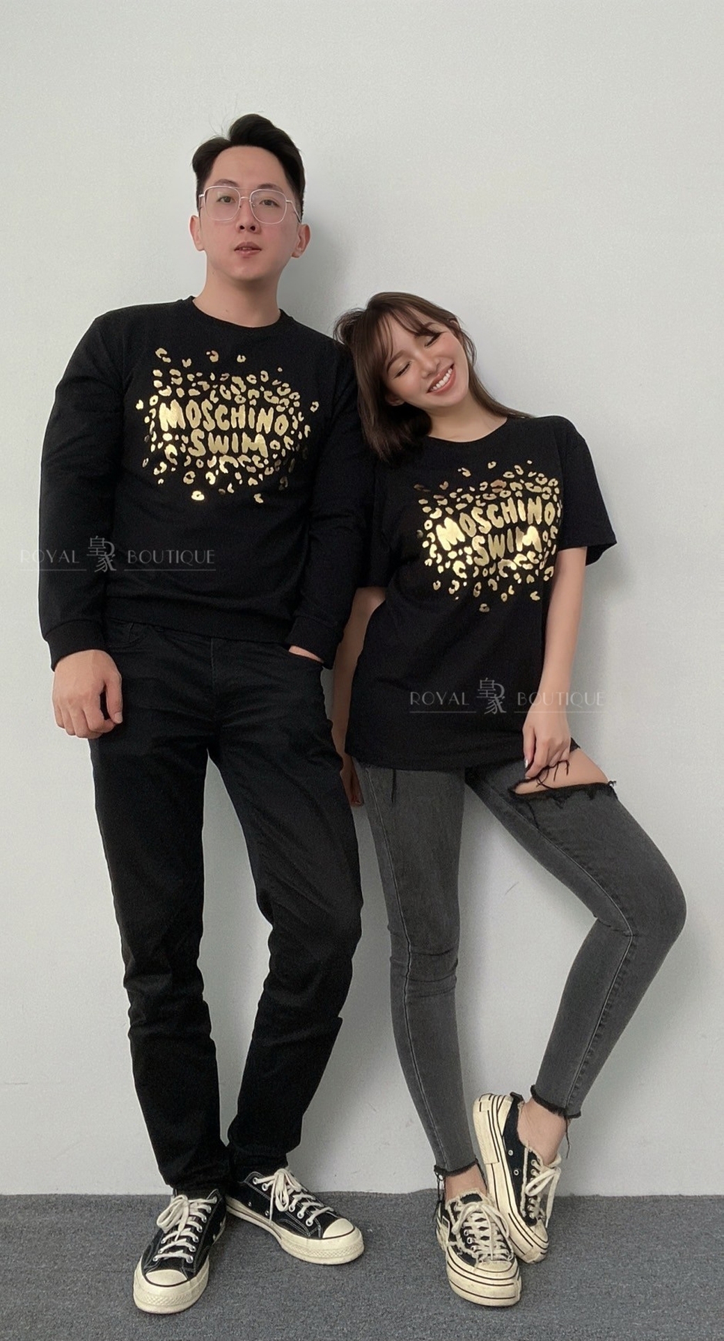 MOSCHINO 胸前燙金英字LOGO短T