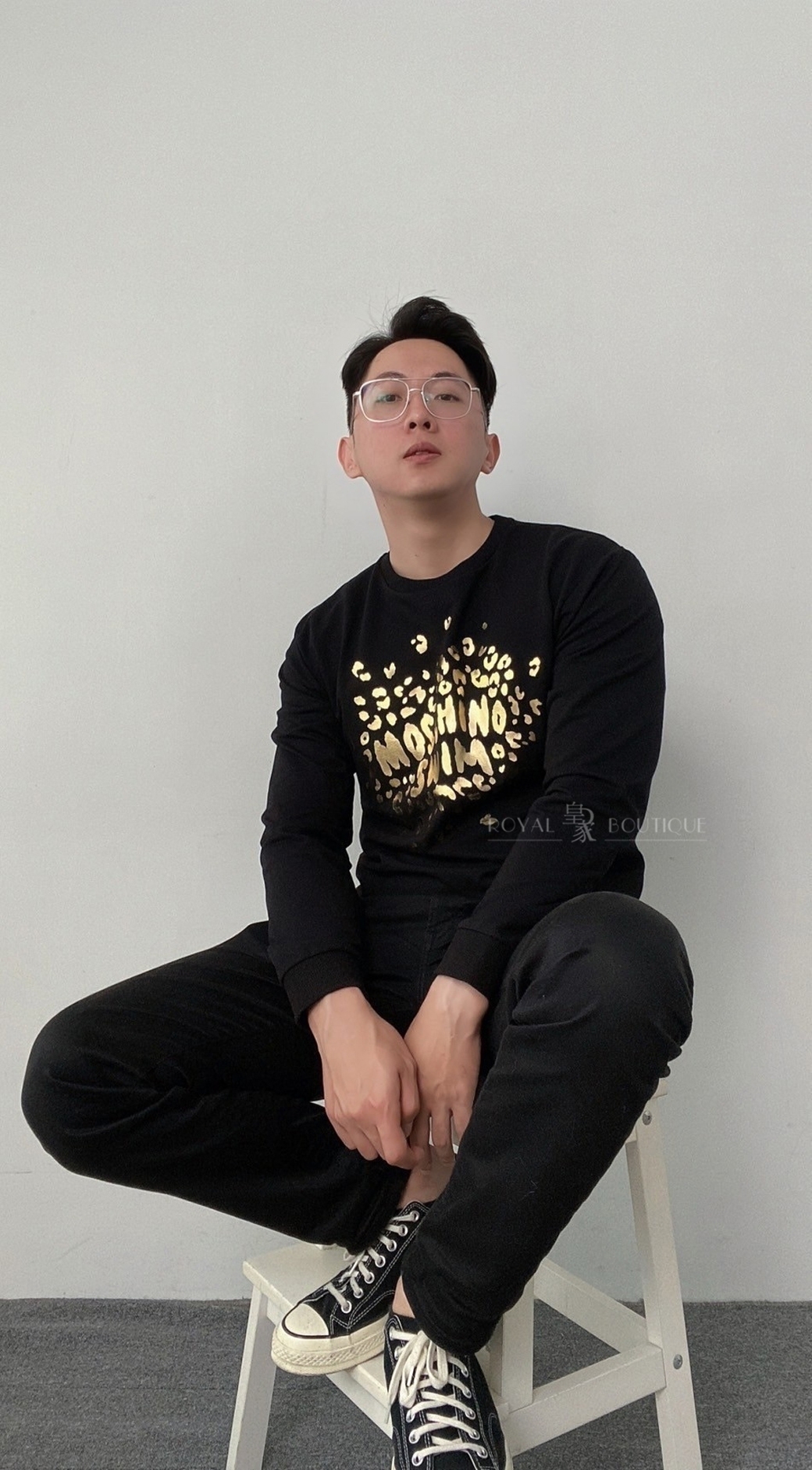 MOSCHINO 胸前燙金英字LOGO薄大學T