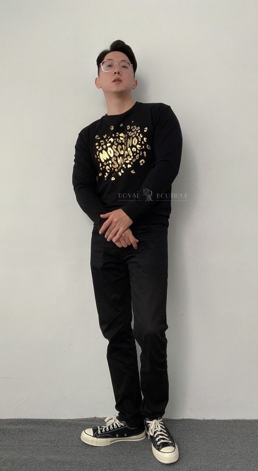 MOSCHINO 胸前燙金英字LOGO薄大學T