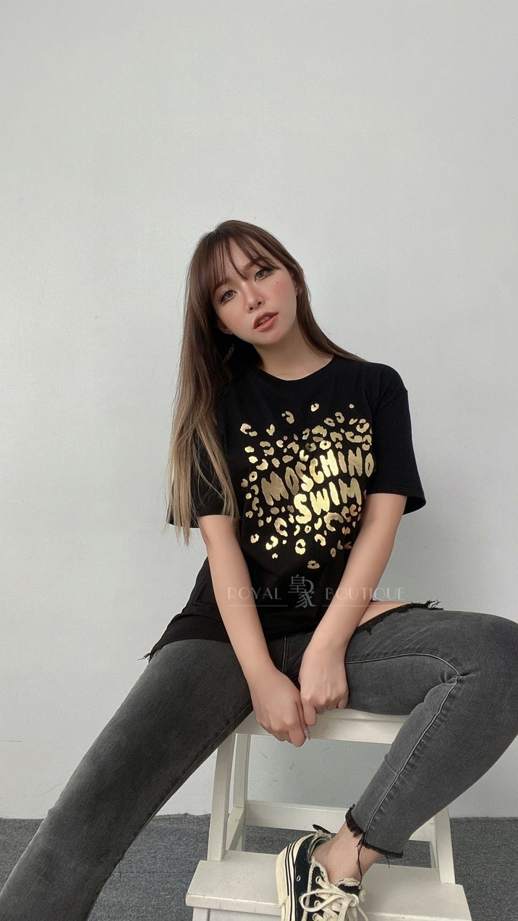 MOSCHINO 胸前燙金英字LOGO短T