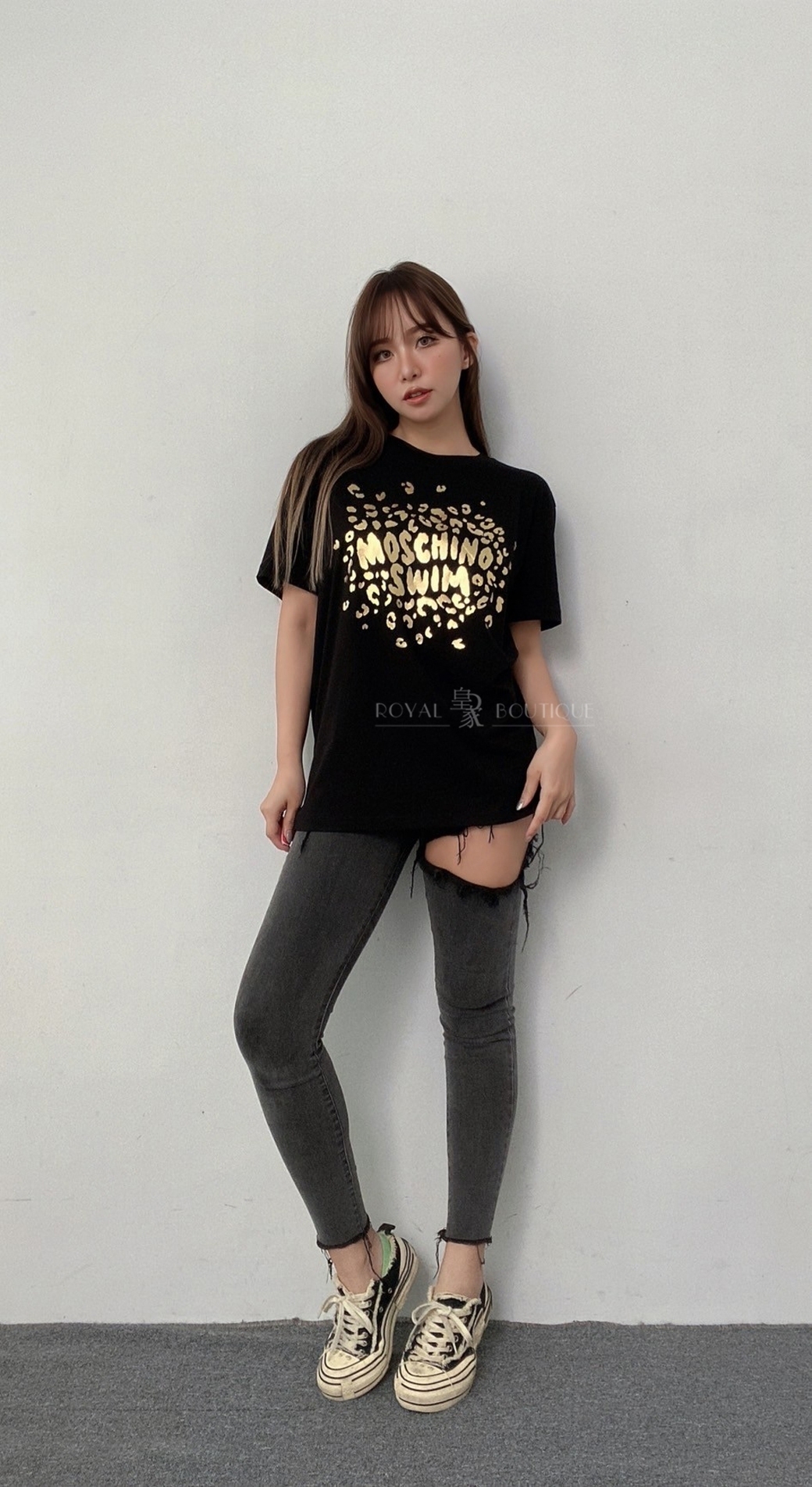 MOSCHINO 胸前燙金英字LOGO短T