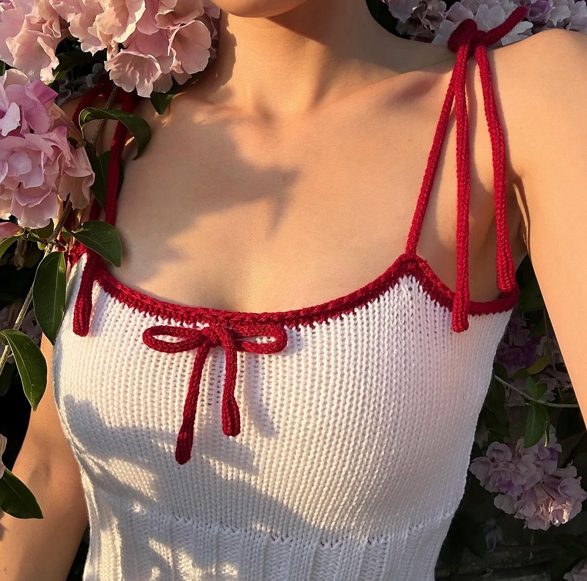 TH KNIT CROP SLEEVELESS (WHITE-RED)