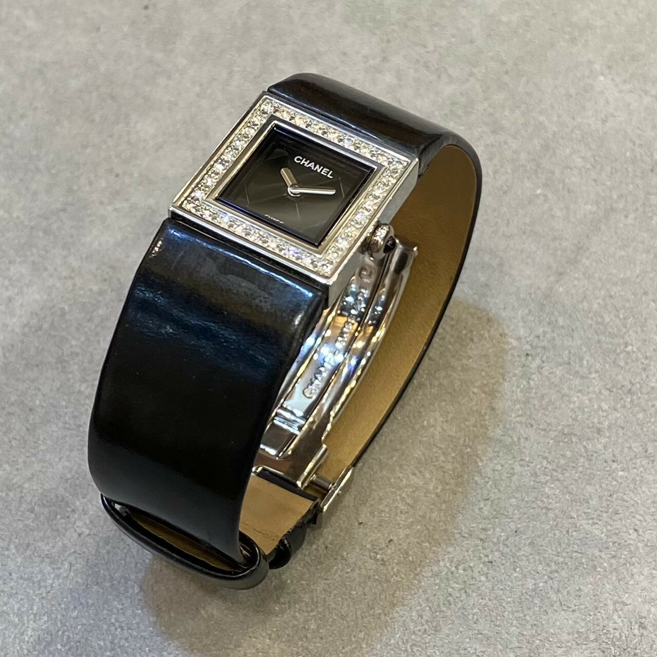 【CHANEL香奈兒】菱格紋皮帶晶鑲鑽石表圈女錶 H0684 19mm 現代鐘錶
