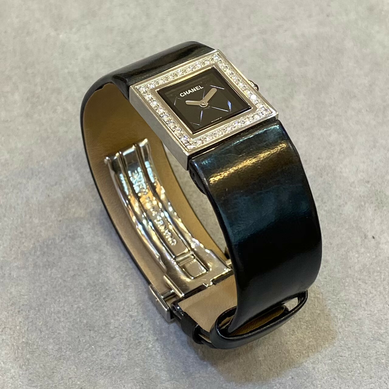 【CHANEL香奈兒】菱格紋皮帶晶鑲鑽石表圈女錶 H0684 19mm 現代鐘錶