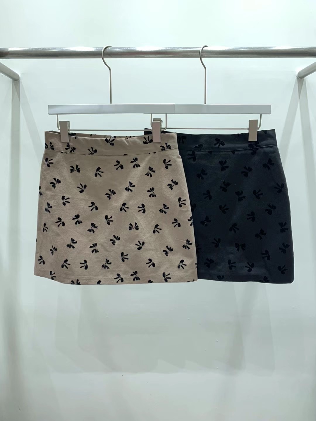 黑蝴蝶結印圖短裙 M號現貨