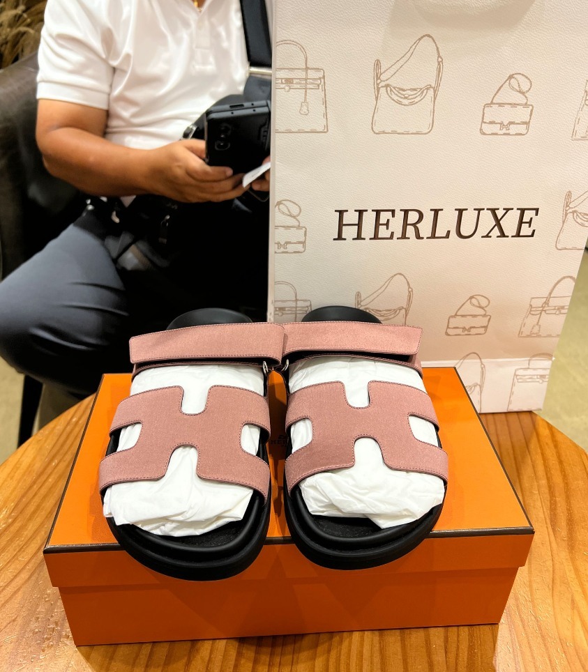 【 感謝支持 】爽快客人來買拖鞋🥳 見到我哋有啱佢嘅碼❤️ 即刻落單帶走💸  多謝你嘅支持🫶