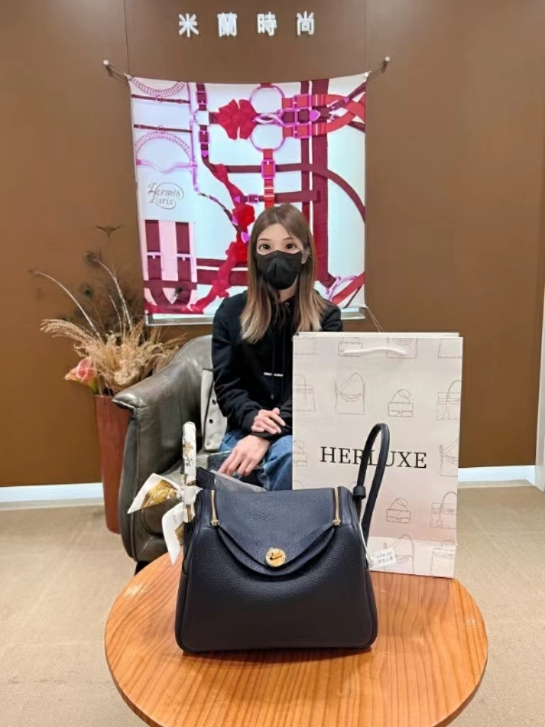 【 感謝支持 】爽快靚靚來pick up L26午夜藍💙 金扣🔑 深色系袋 越睇越喜歡😍 靚靚上身就好顯氣質啦💃 多謝你嘅支持與信任🫶💪