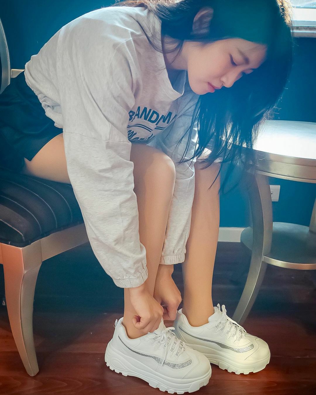 【AmiAmi穿搭分享IG OOTD】厚底小白鞋 黃金比例大長腿