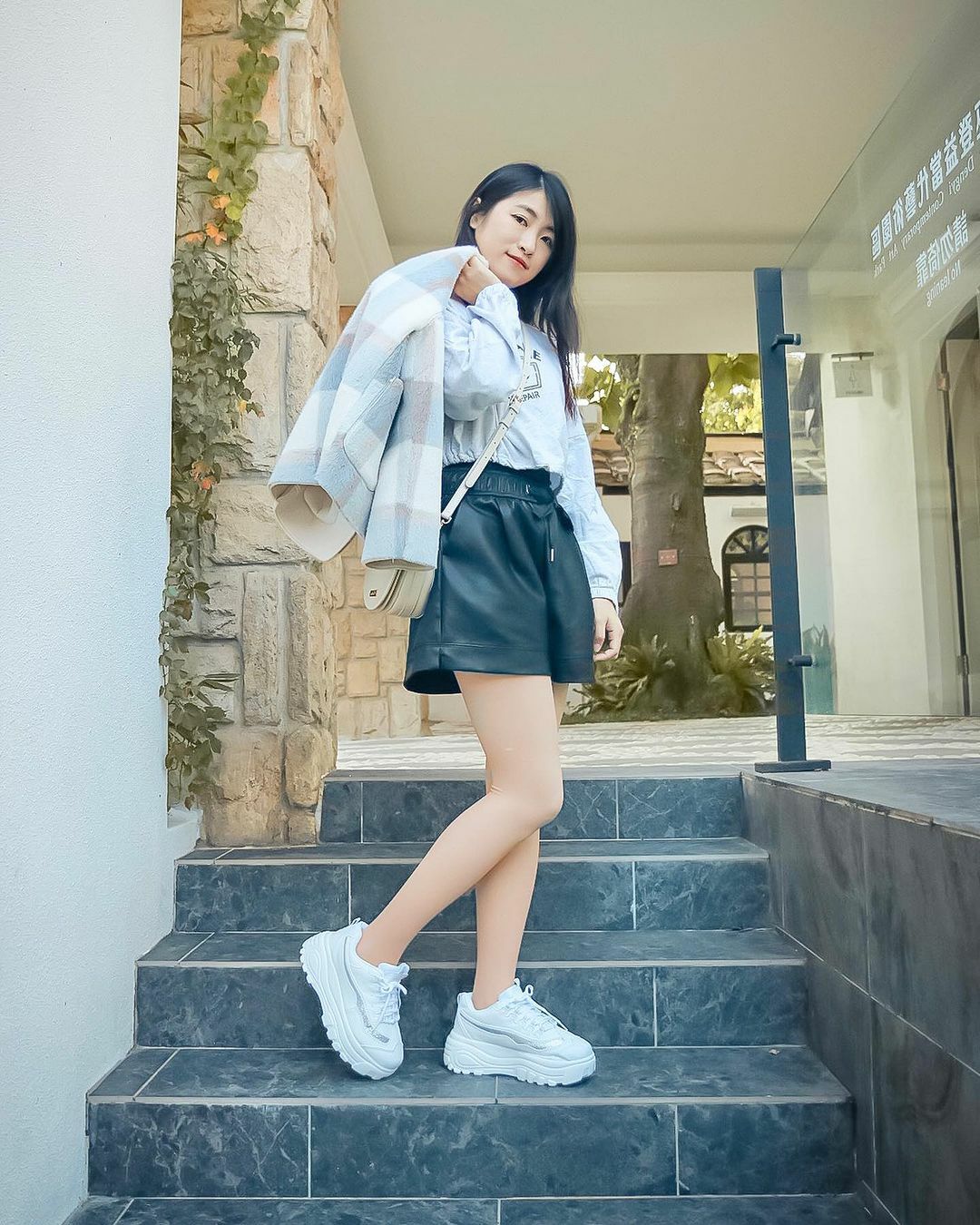 【AmiAmi穿搭分享IG OOTD】厚底小白鞋 黃金比例大長腿