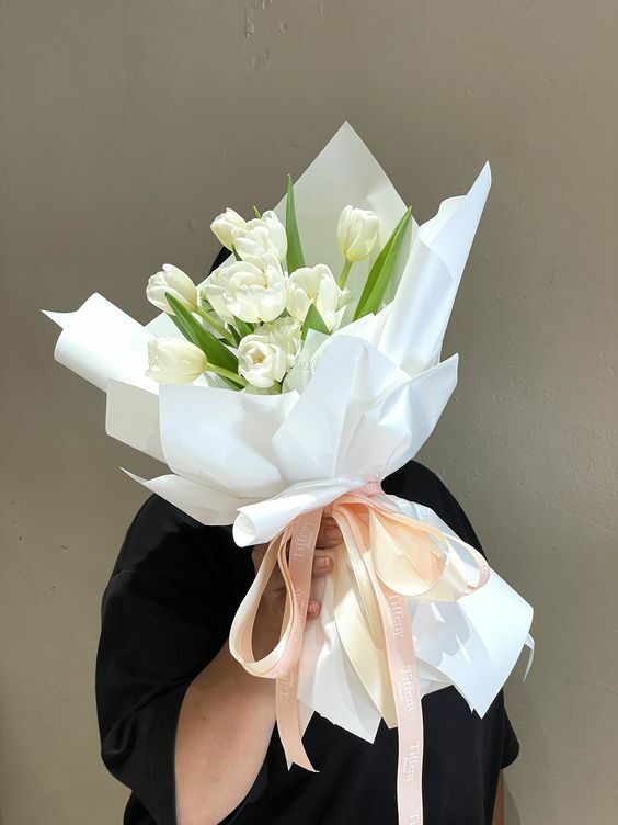 白白美美的小姊姊鬱金香花束