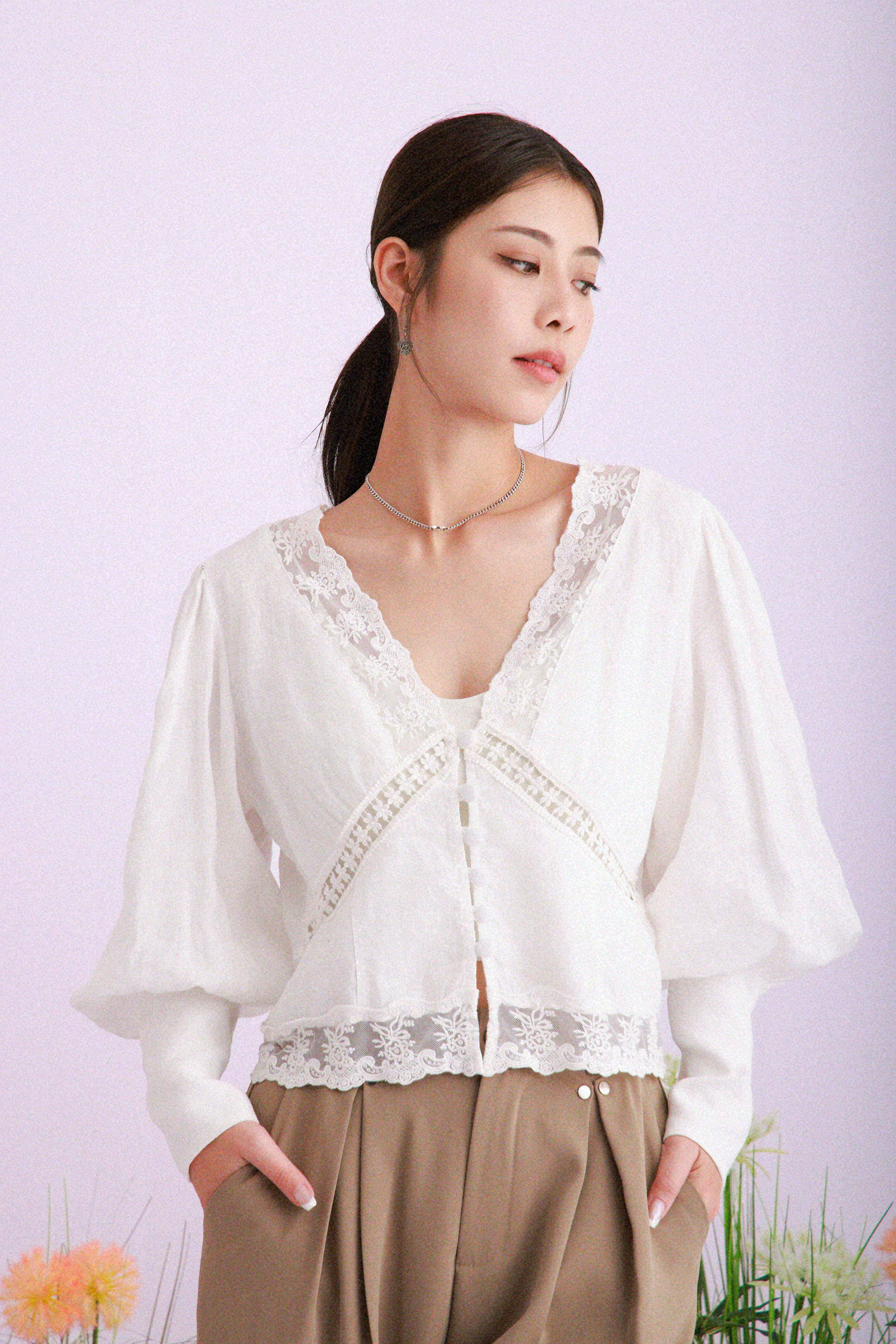 蕾絲花邊大領開胸上衣 (現貨款式）