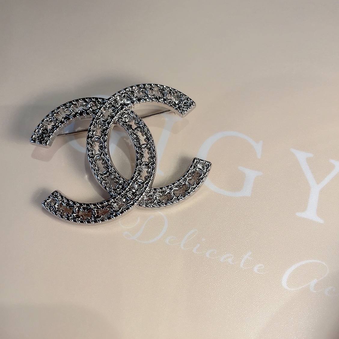 18k小雙c 重磅一體銀框定製胸針