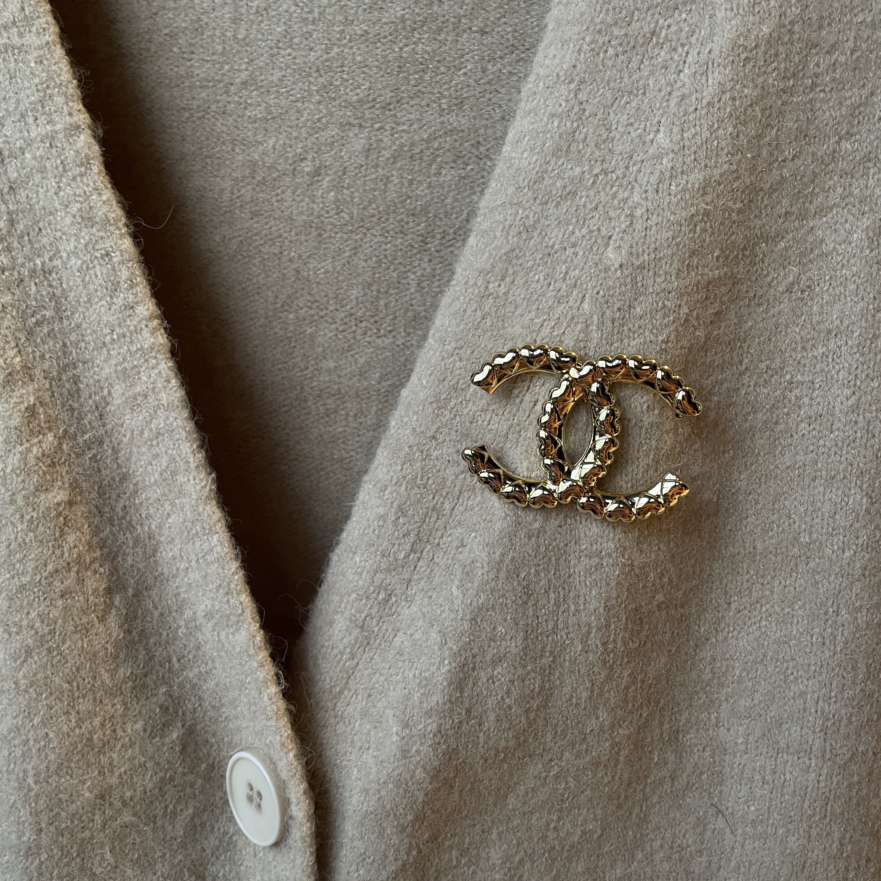 18k小愛心 重磅一體金框底胸針