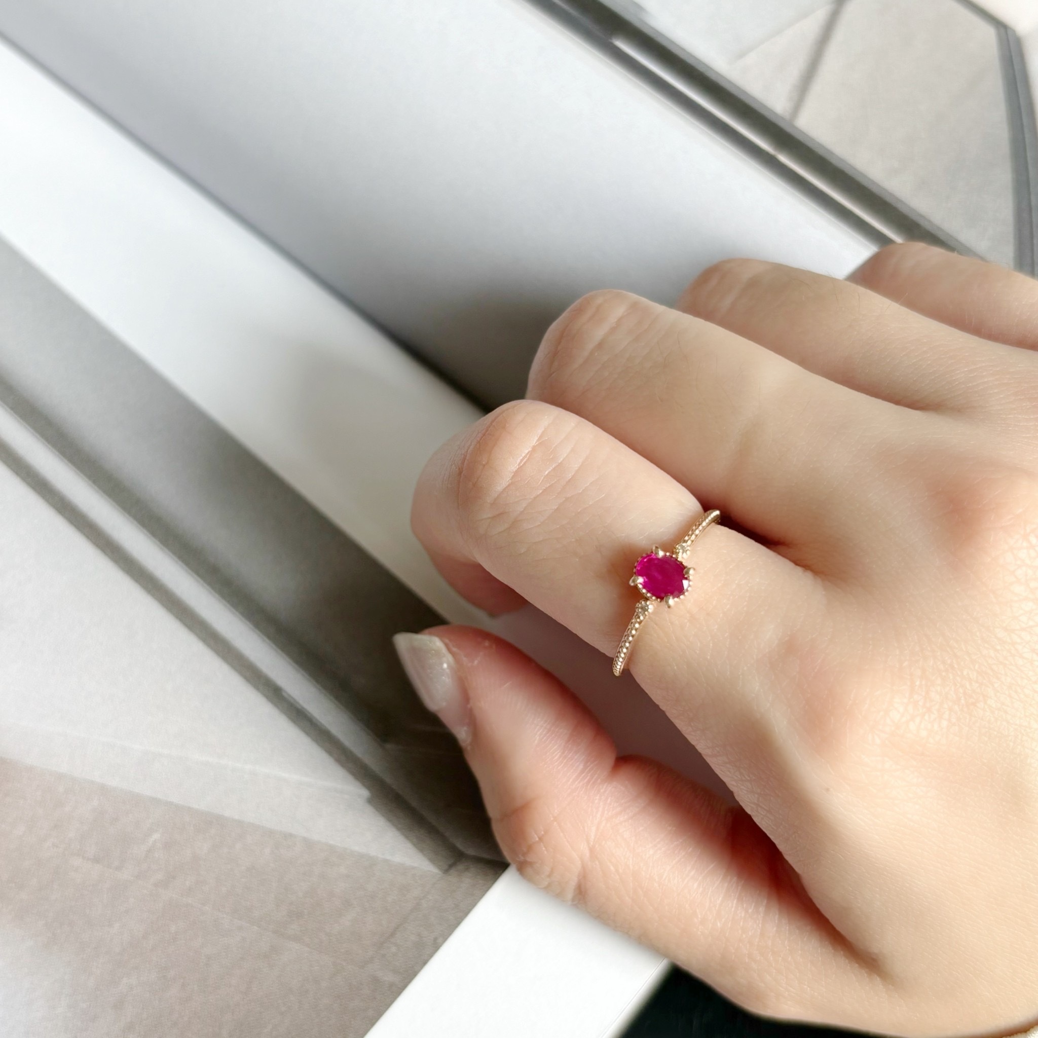 14k橢圓紅寶石滾邊真鑽戒指