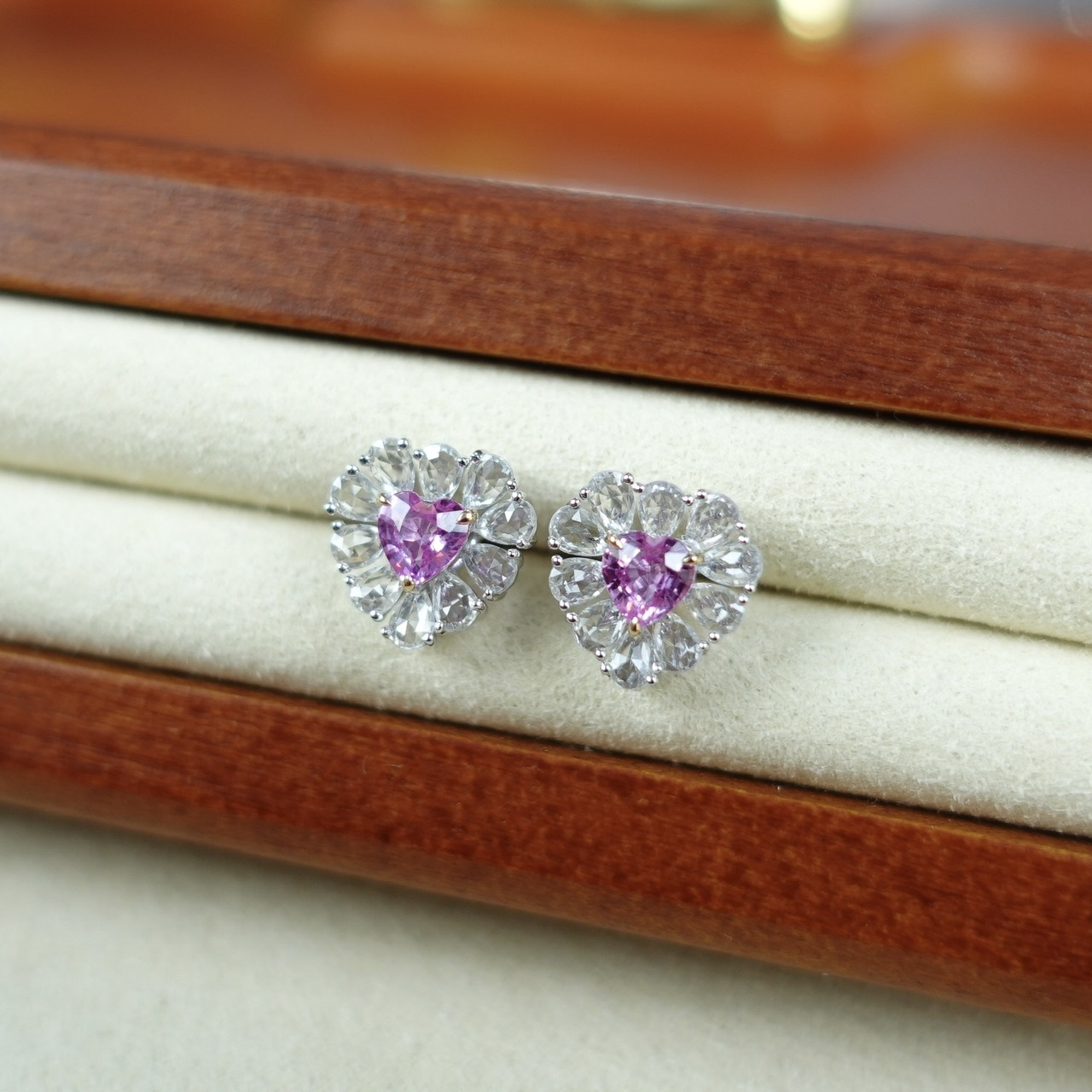 18K金心形粉紅藍寶石鑲嵌白藍寶耳釘