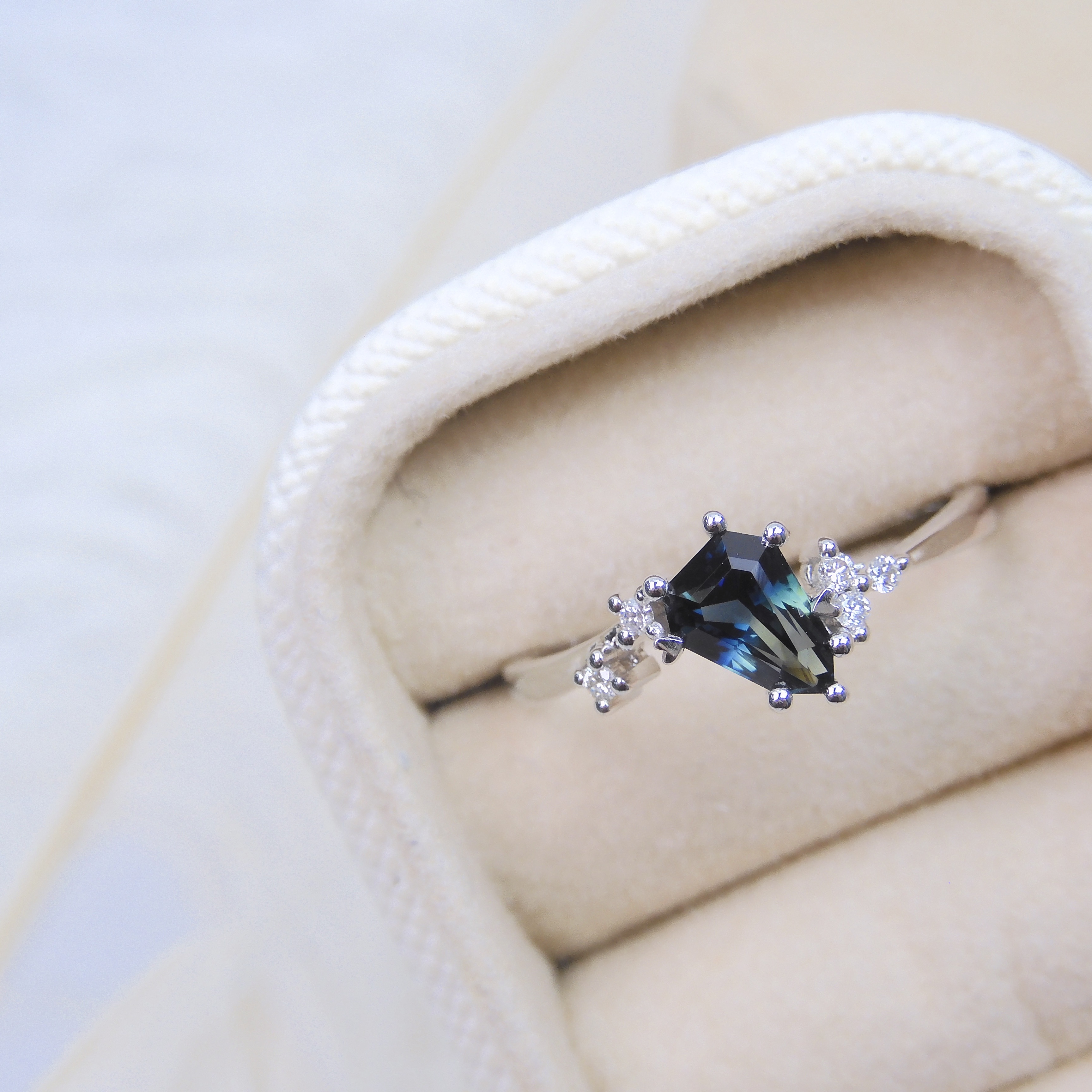 18K金 0.82ct 藍綠色藍寶石戒指 (配國際證書)