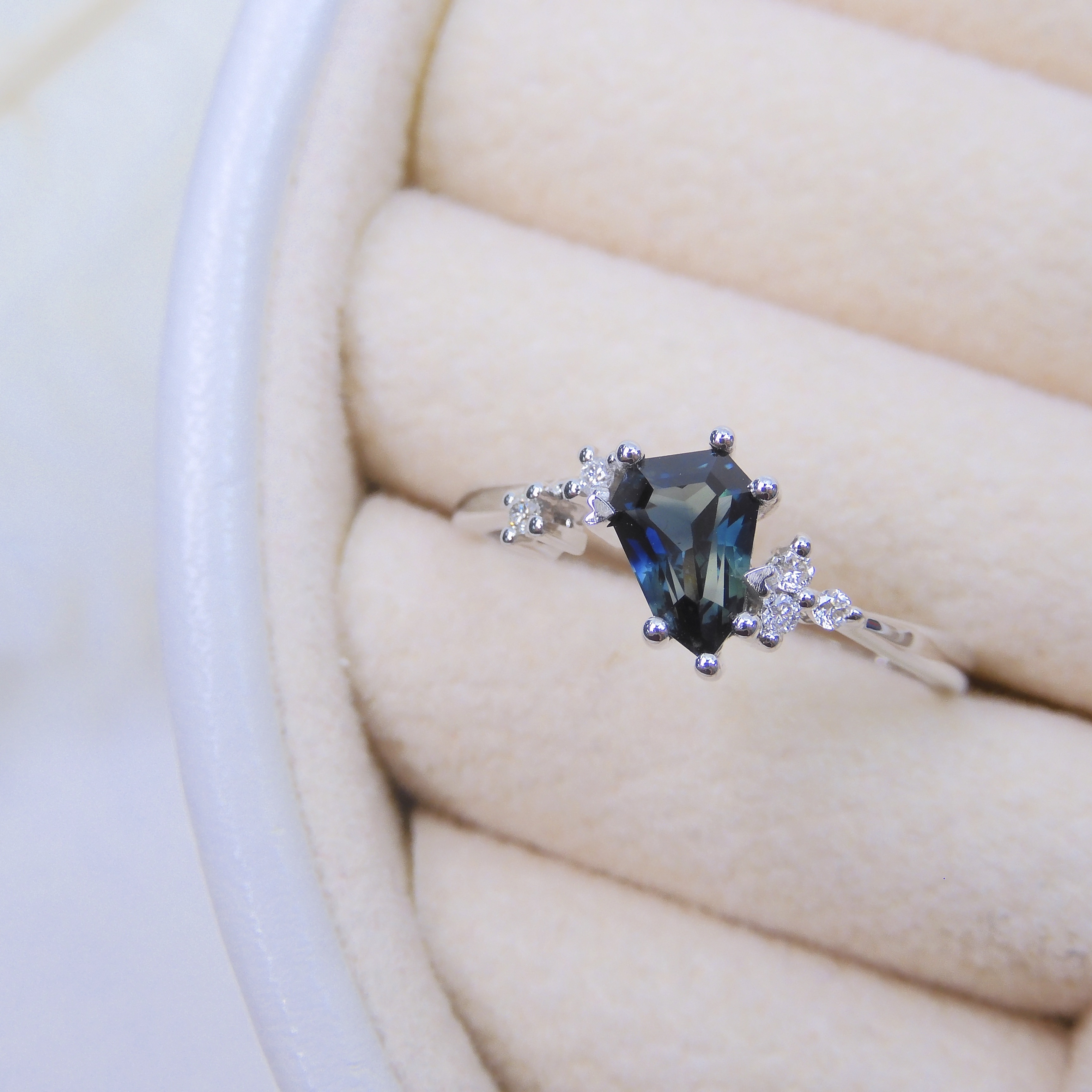 18K金 0.82ct 藍綠色藍寶石戒指 (配國際證書)