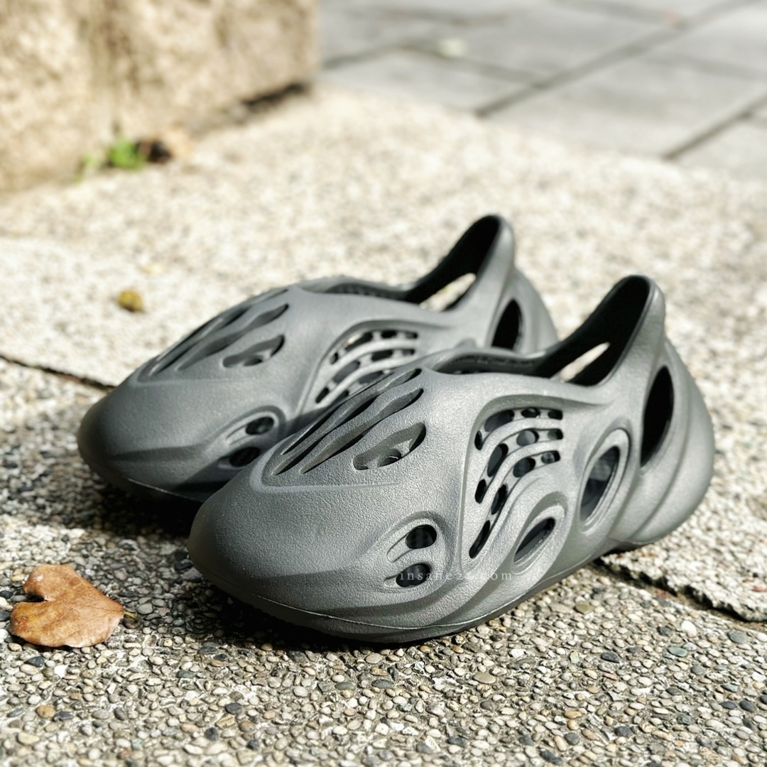 ADIDAS YEEZY FOAM RNR CARBON 炭灰 洞洞鞋 IG5349