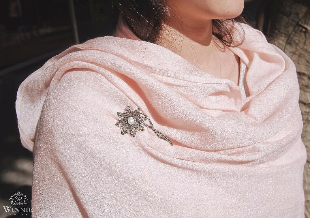 優雅珍珠花胸墜