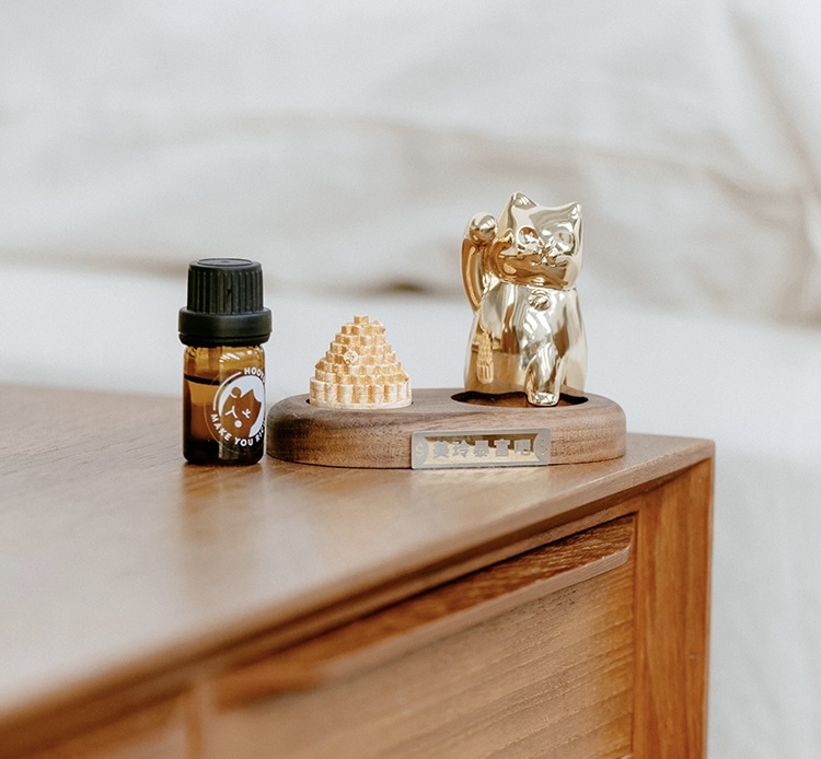 呼運貓 - 成貓香氛組（附胡桃木底座、168錢幣擴香石及招財精油）