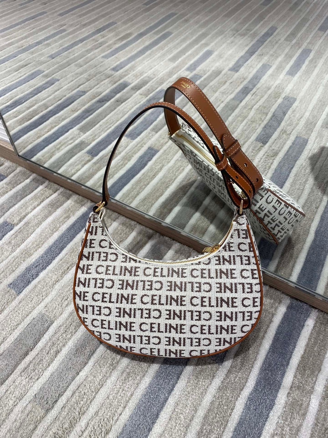 Celine Ava 滿版logo 腋下包