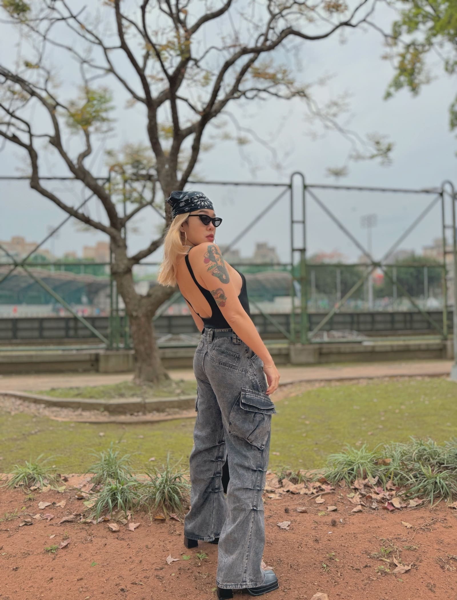 煙灰仿舊感工裝褲