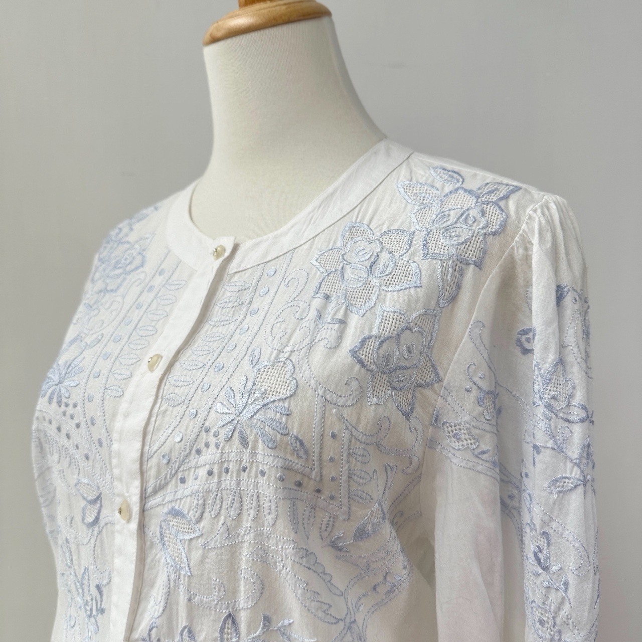 白色刺繡短袖古著上衣