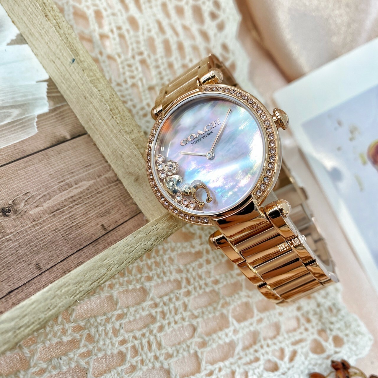 【COACH】CARY系列 廣告款 流轉水晶女錶CO14504266 34mm 現代鐘錶