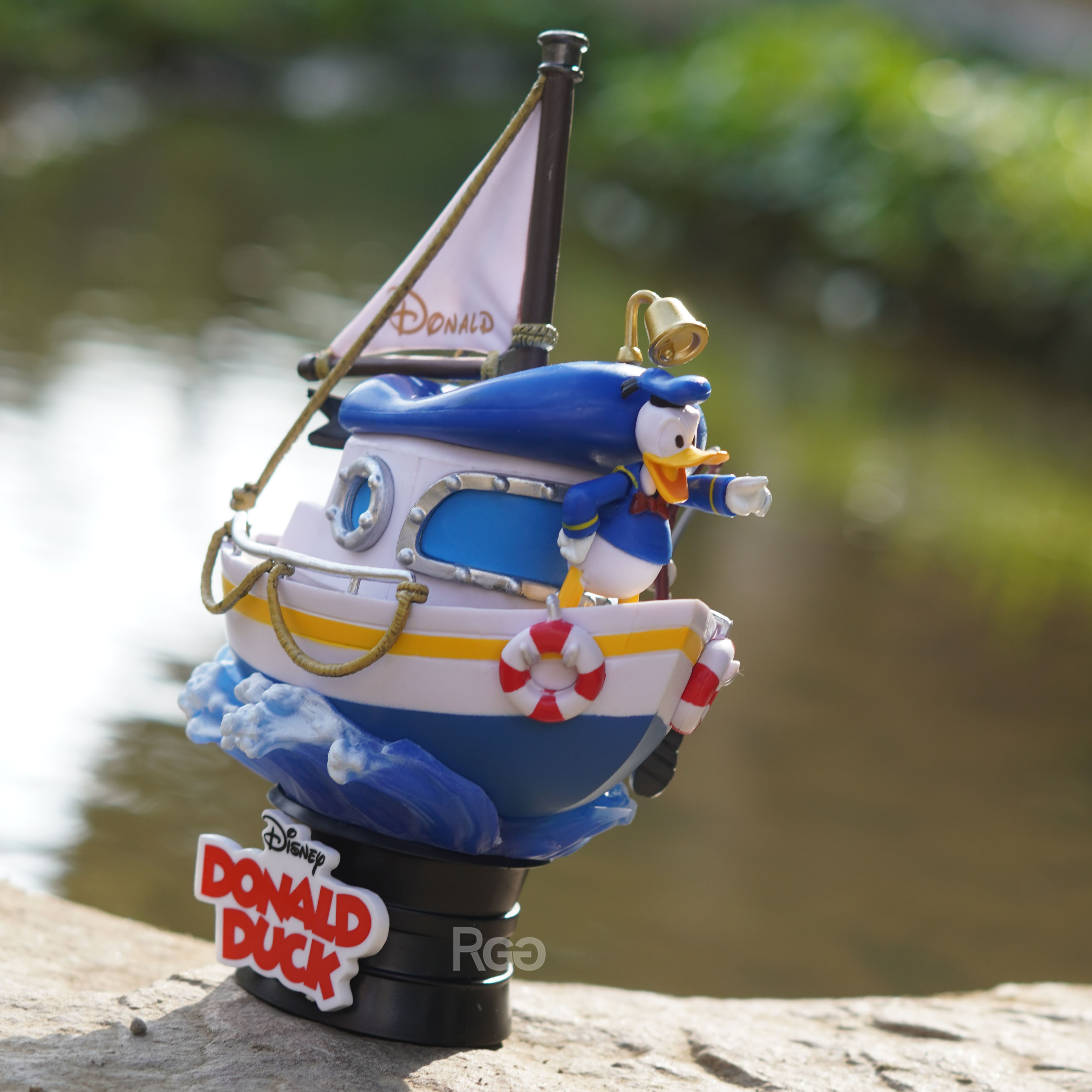 唐老鴨船屋公仔