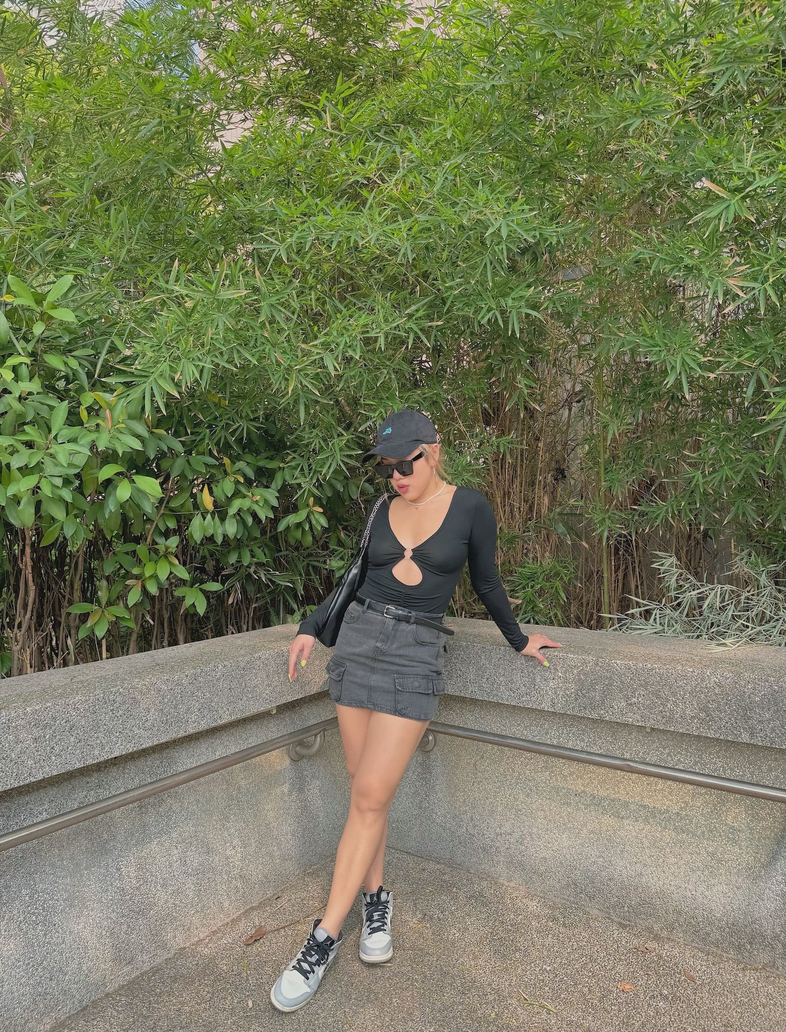 黑辣扣環簍空BODYSUIT