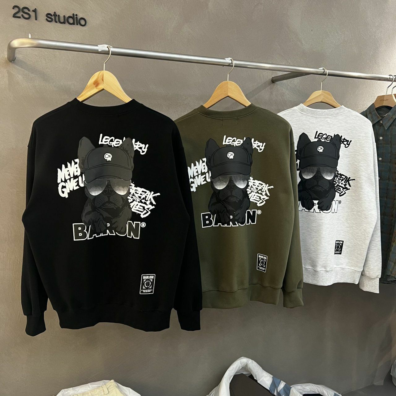 狗仔圖案英文字衛衣 BARON-063T